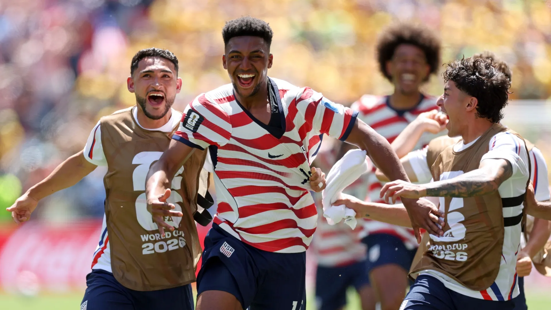 Alex Freeman nº 16 dos Estados Unidos comemorando com companheiros de equipe.