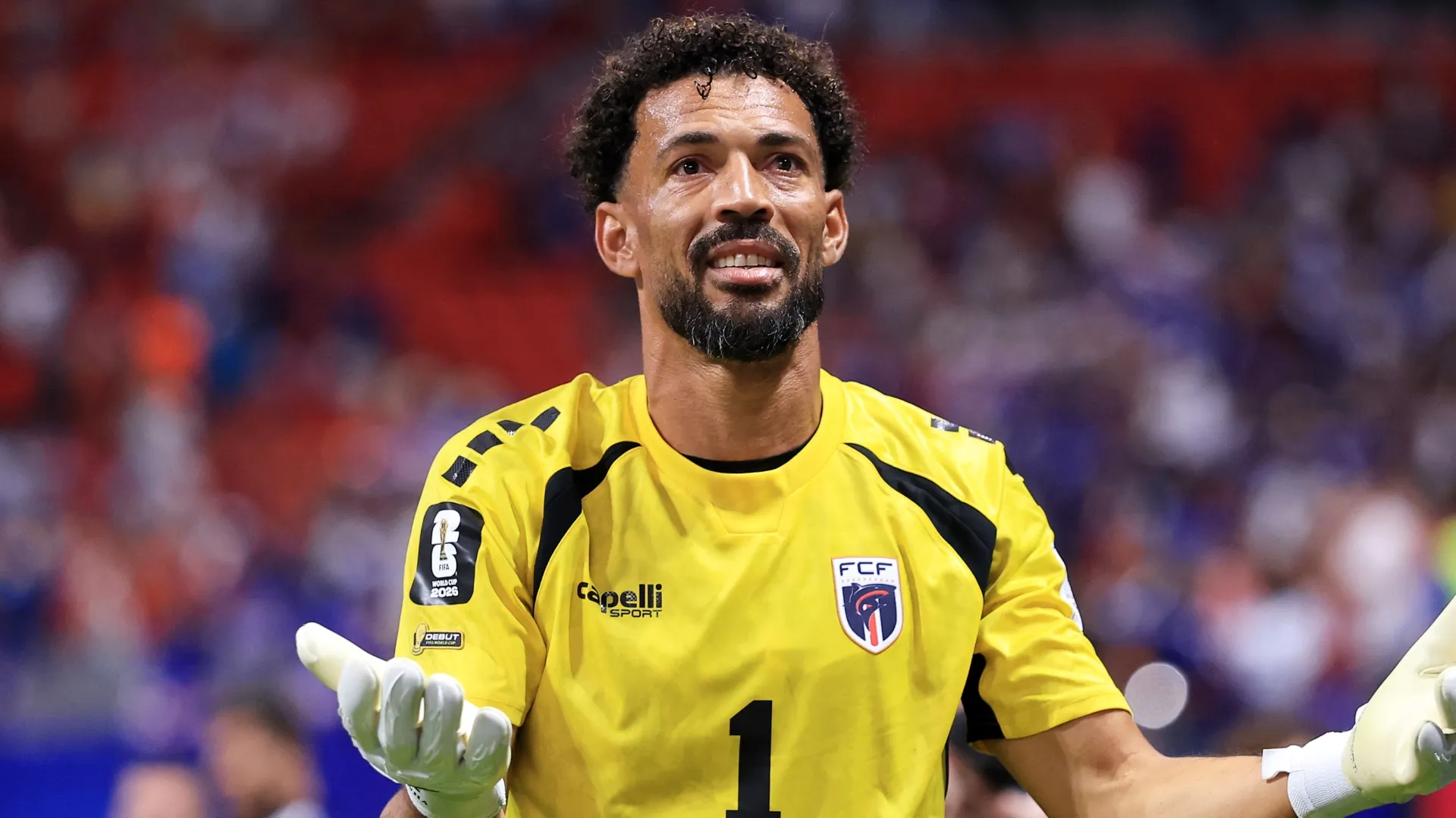 Vozinha #1 de Cabo Verde aplaude os torcedores após o empate em 0 a 0 com a Espanha.