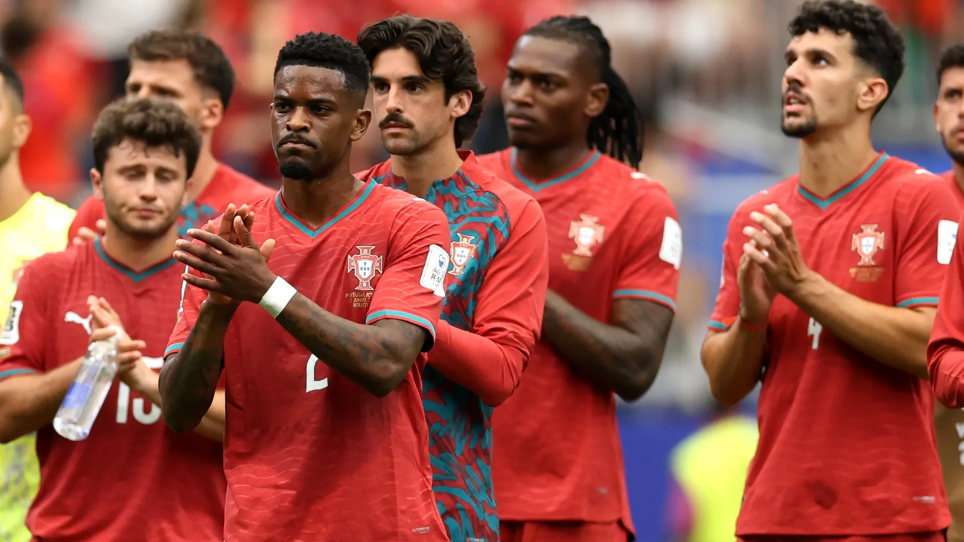Os jogadores de Portugal aplaudem os adeptos após o empate 1-1 com a República Democrática do Congo.
