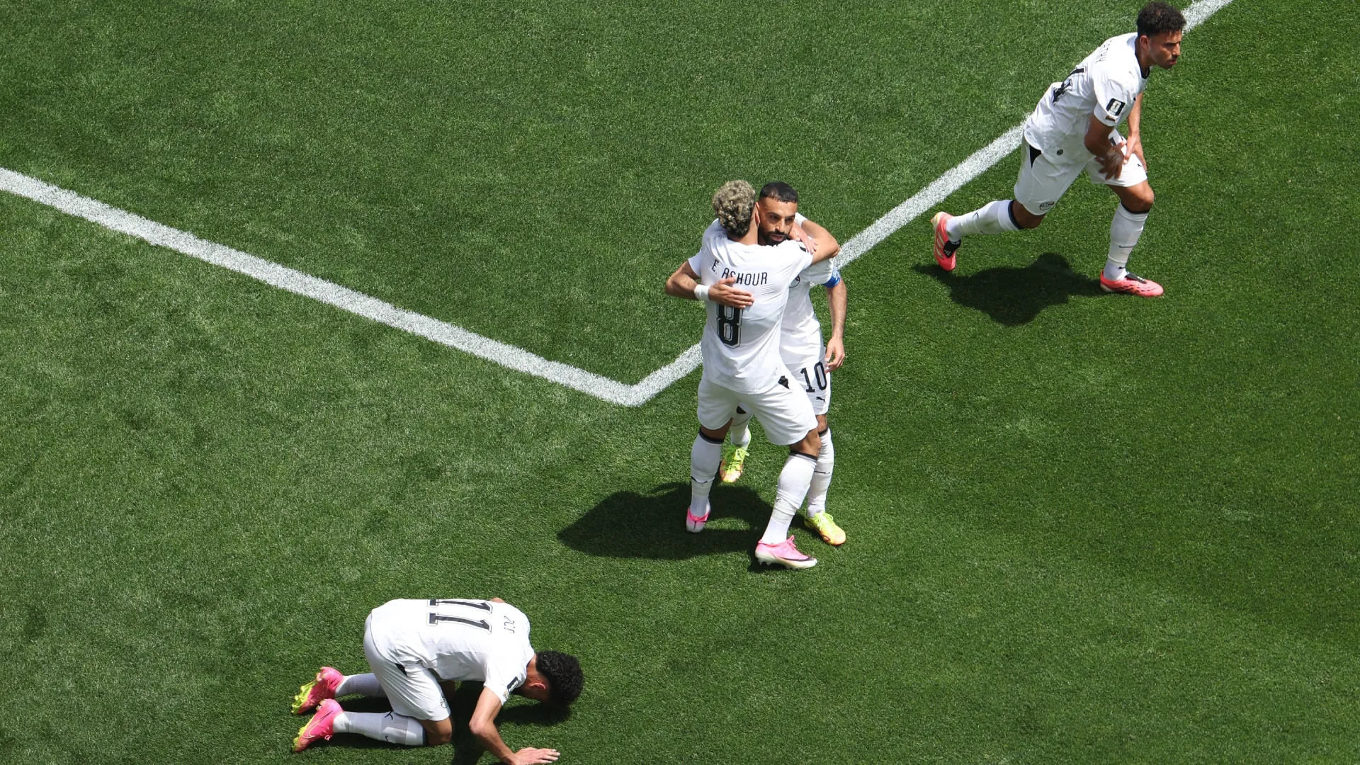 Emam Ashour #8 do Egito comemora com Mohamed Salah #10 após marcar.