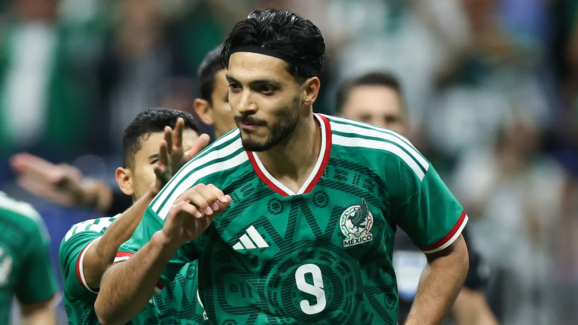 Raul Jimenez nº 9 do México comemorando.