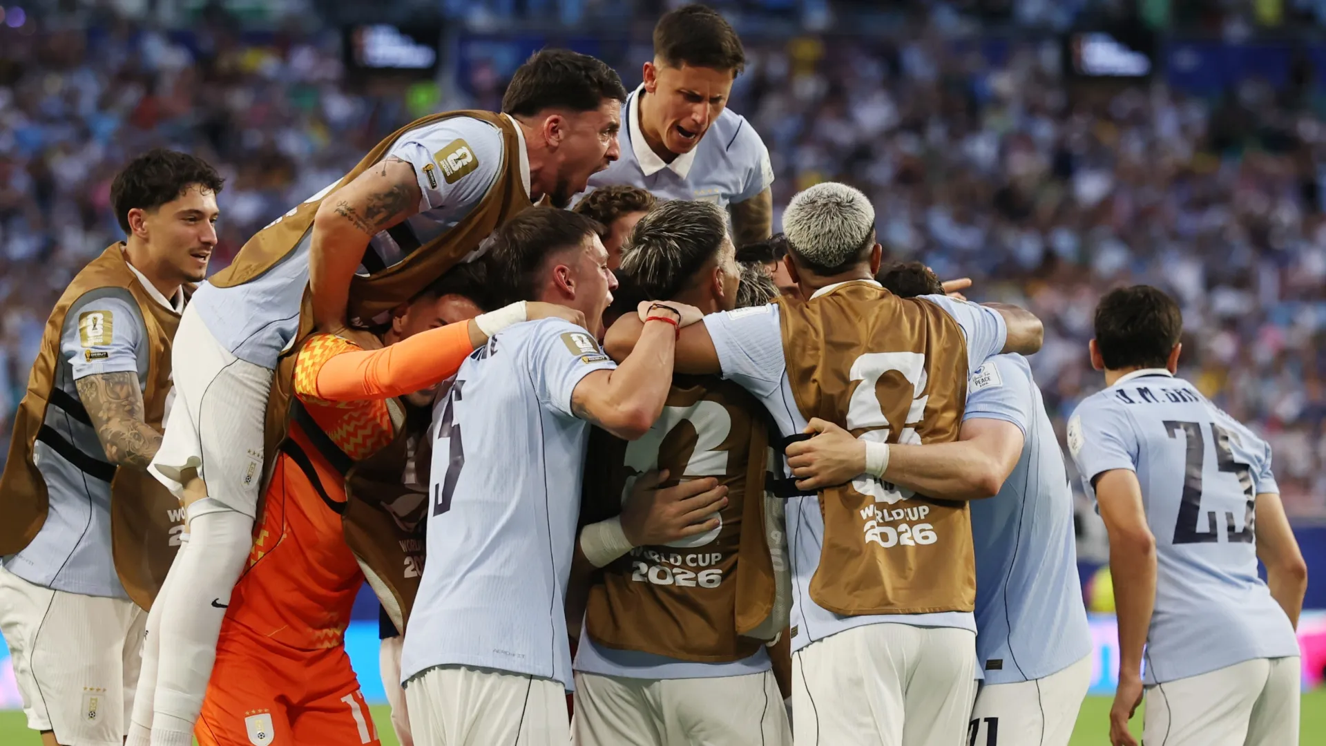 Jogadores do Uruguai comemoram quando Maxi Araujo (não na foto), nº 20 do Uruguai, marca um gol.