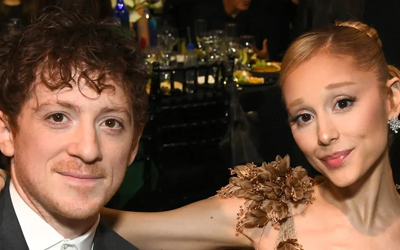Como está o desempenho de Ariana Grande após a separação de Ethan Slater, de acordo com uma fonte