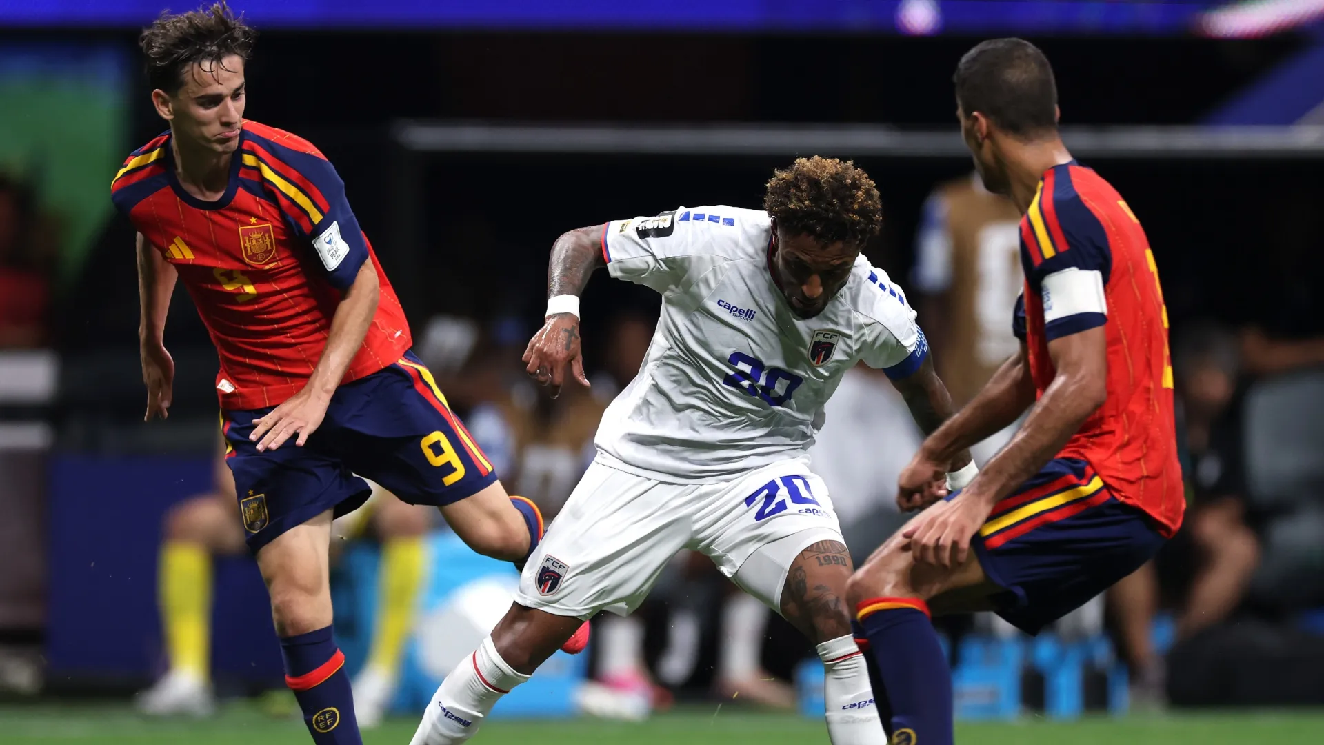 Ryan Mendes #20 de Cabo Verde controla a bola sob pressão de Gavi #9 e Rodri #16 de Espanha.