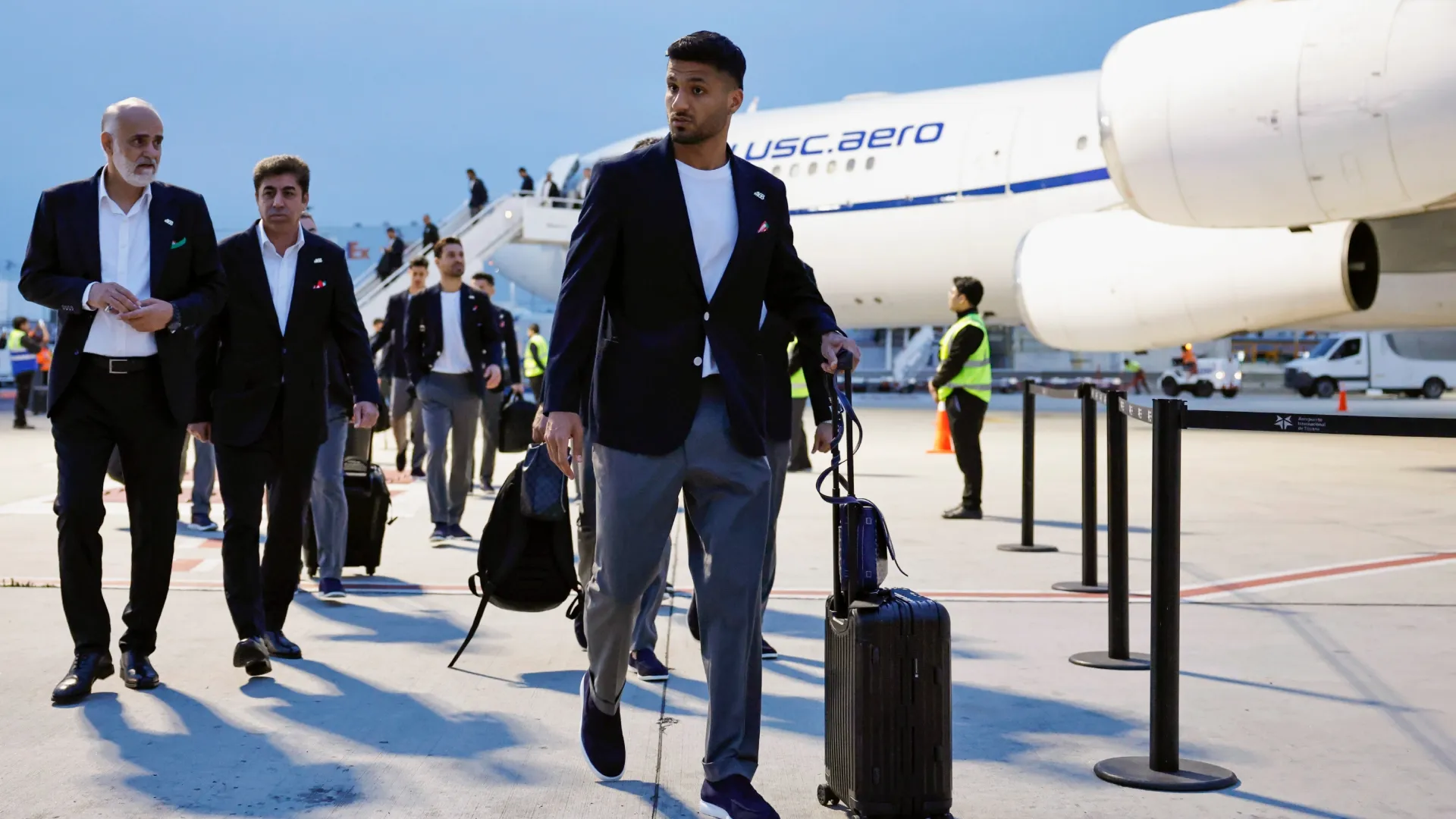 Membros da seleção iraniana de futebol chegam ao Aeroporto Internacional de Tijuana.