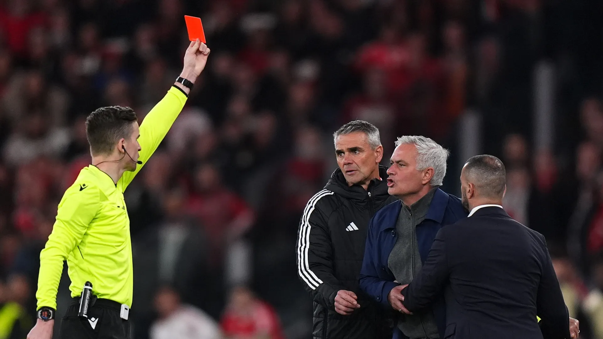 José Mourinho, treinador do Benfica, vê cartão vermelho pelo árbitro François Letexier.
