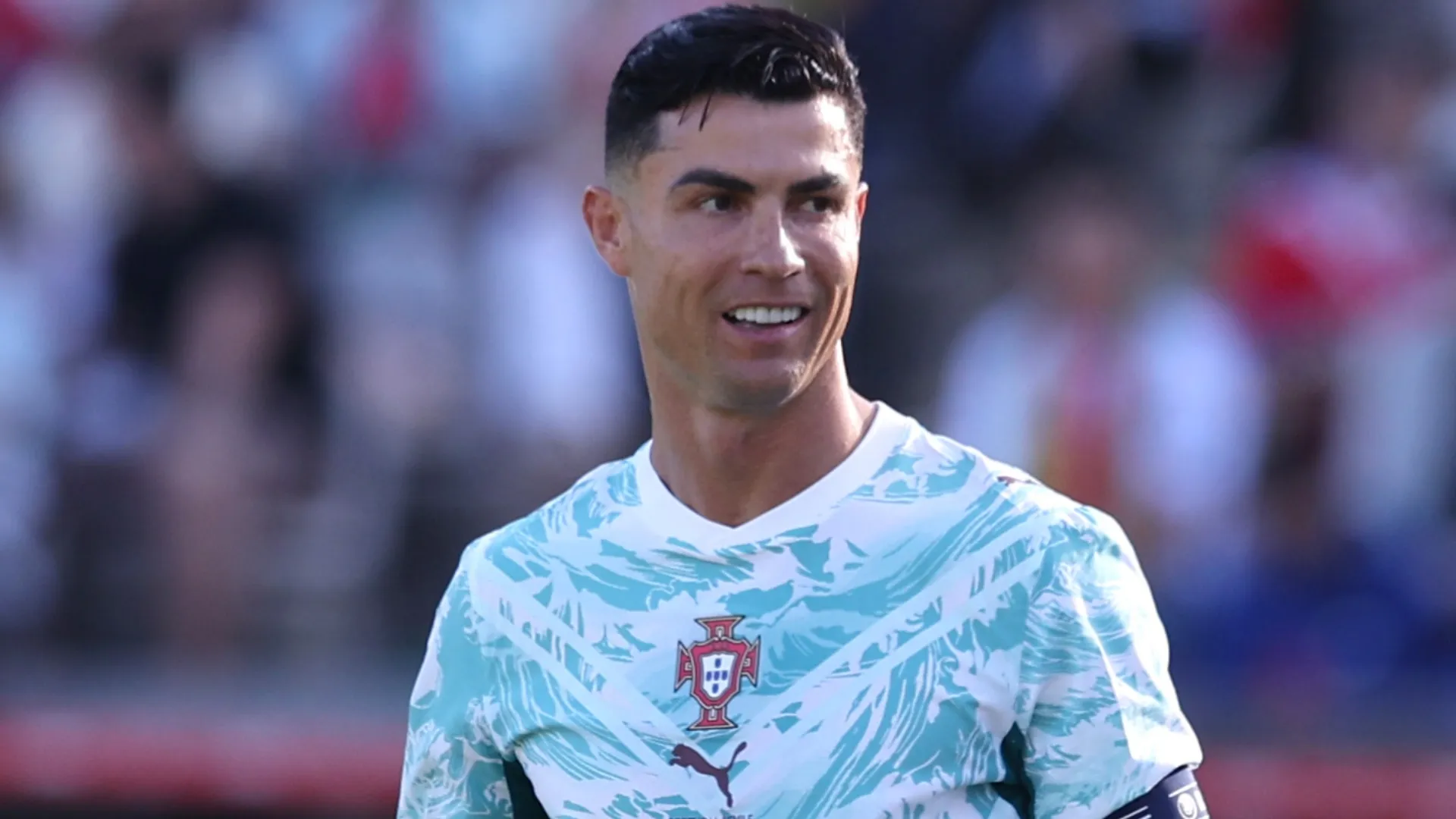 Cristiano Ronaldo #7 de Portugal observa durante o amistoso internacional.