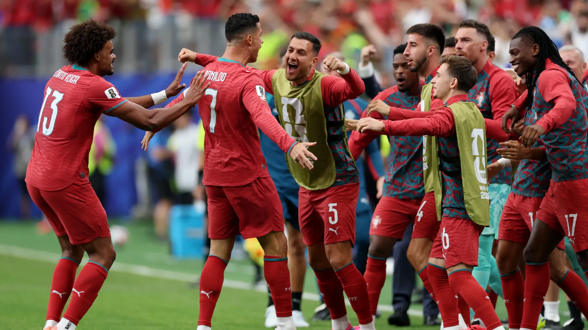 Cristiano Ronaldo #7 de Portugal comemora com os companheiros após marcar.