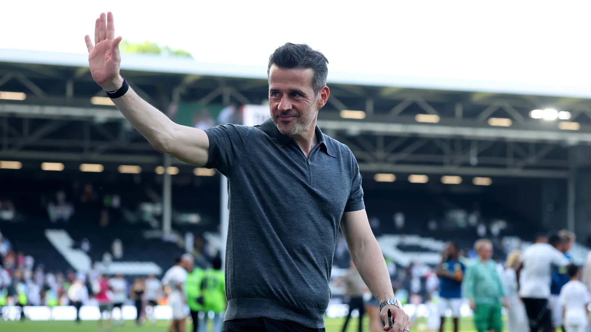 O técnico do Fulham, Marco Silva, acena para os torcedores.