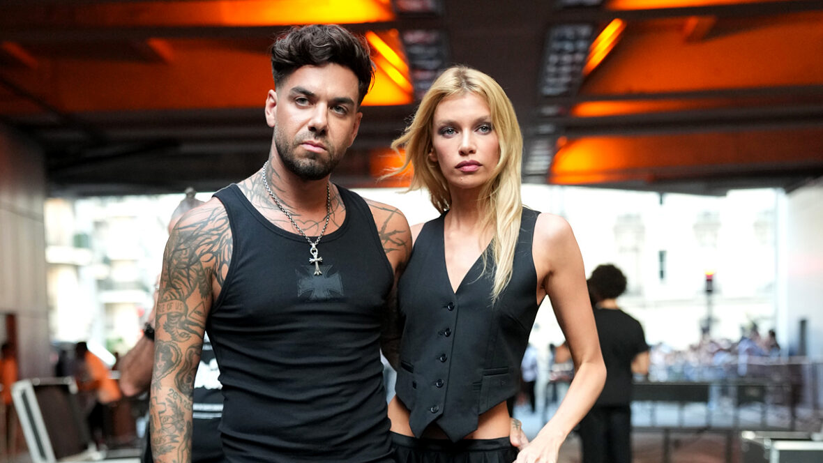 Anyma e Stella Maxwell no desfile da Vetements na Paris Fashion Week