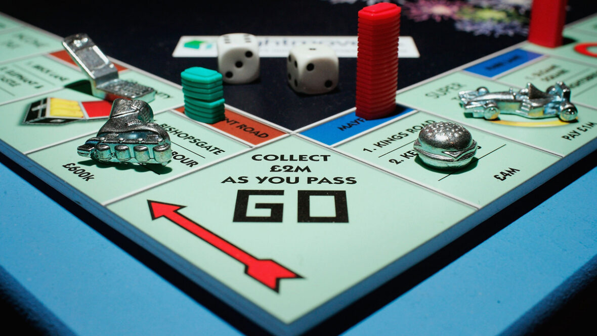 desenvolvimentos de filmes de monopólio Um detalhe do novo jogo de tabuleiro Monopoly atualizado é visto na London Toy Fair em 2006