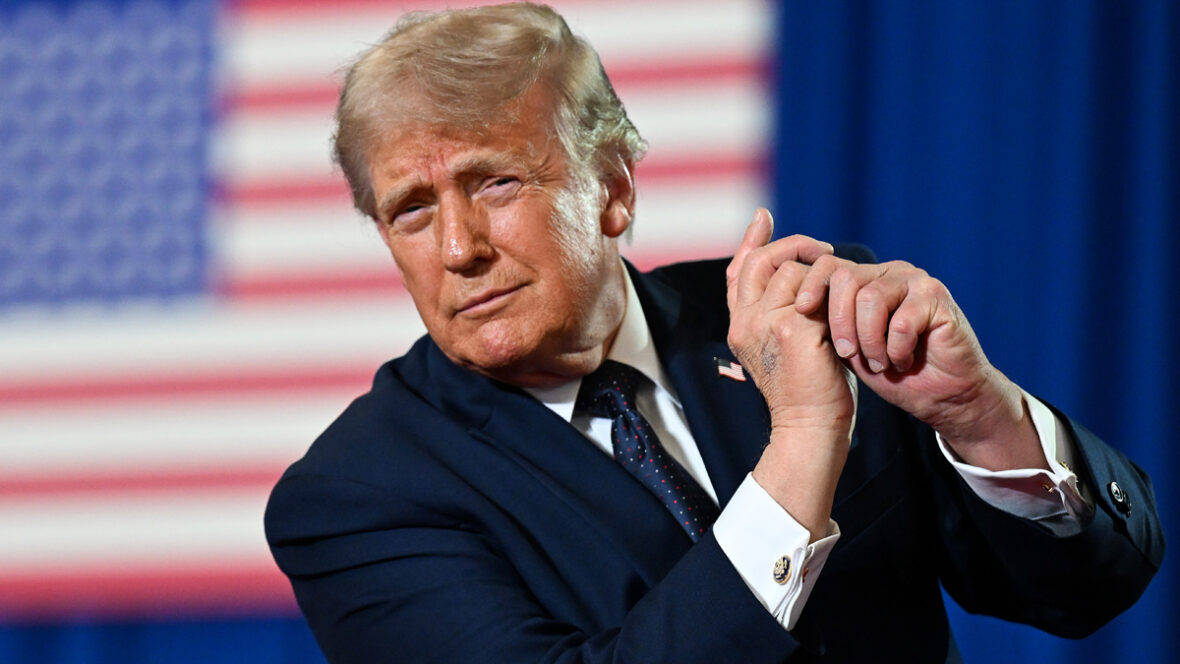 O presidente dos EUA, Donald Trump, dança no palco depois de fazer comentários durante um evento de campanha e política econômica
