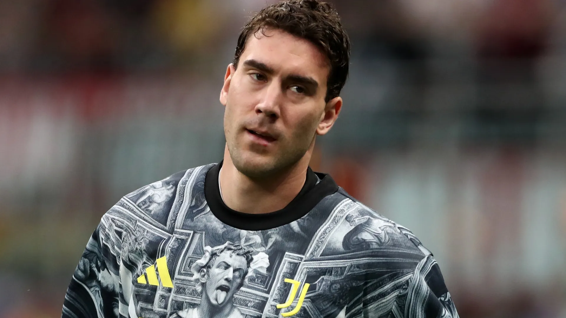 Dusan Vlahovic, da Juventus, se aquece antes da partida da Série A.