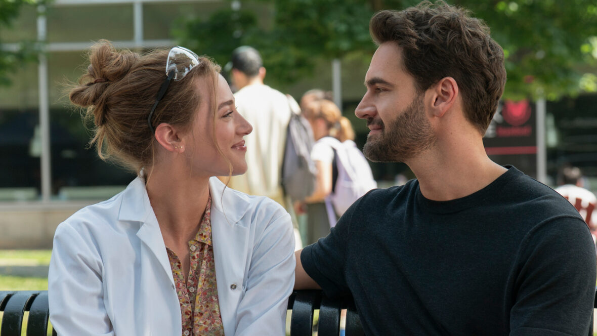 Lili Reinhart e Tom Bateman em A Hipótese de Amor ainda