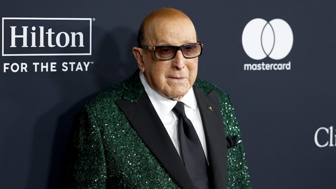 Clive Davis e a Recording Academy Pré-GRAMMY Gala e GRAMMY Saudação aos ícones da indústria em homenagem a Avery Lipman e Monte Lipman - Chegadas Clive Davis participa da 68ª Gala Pré-GRAMMY do GRAMMY Awards