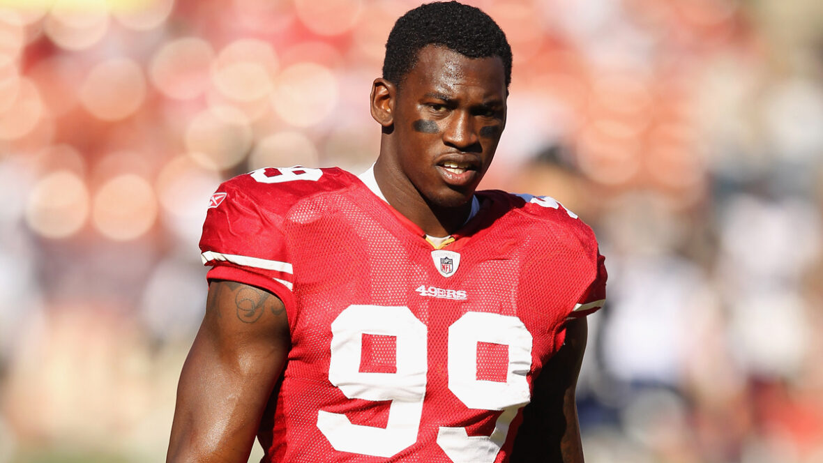 aldon-smith-morre Aldon Smith nº 99 do San Francisco 49ers se aquece para o jogo contra o St. Louis Rams em Candlestick Park em 4 de dezembro de 2011
