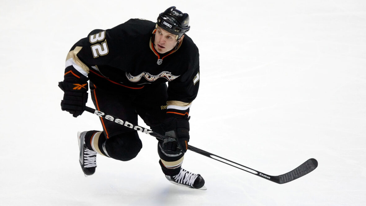 Kyle Calder Kyle Calder nº 32 do Anaheim Ducks patina contra o Chicago Blackhawks
