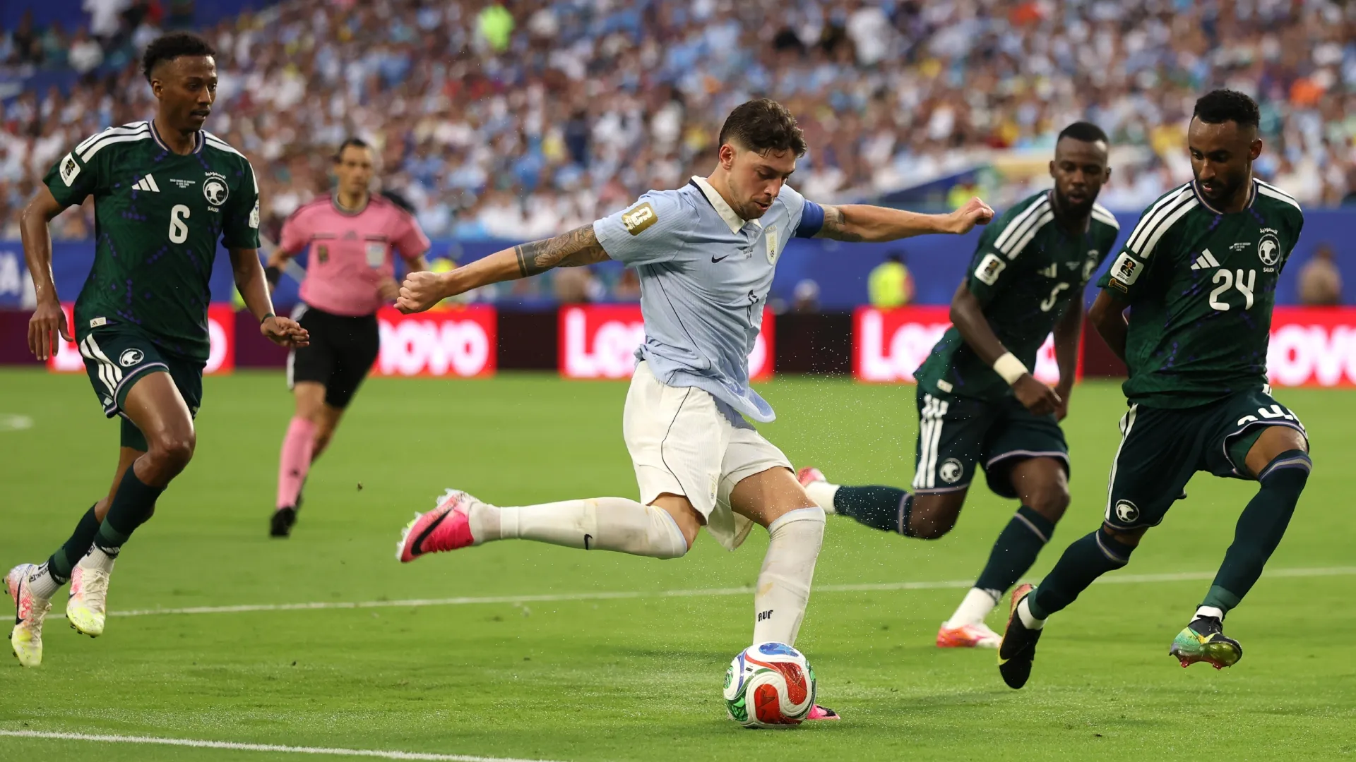 Federico Valverde #8 do Uruguai passa a bola no jogo contra a Arábia Saudita.