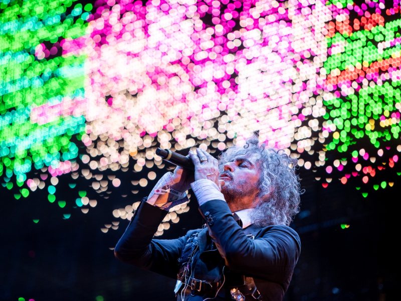 Wayne Coyne, líder do The Flaming Lips, é hospitalizado com pneumonia e banda cancela show na Europa