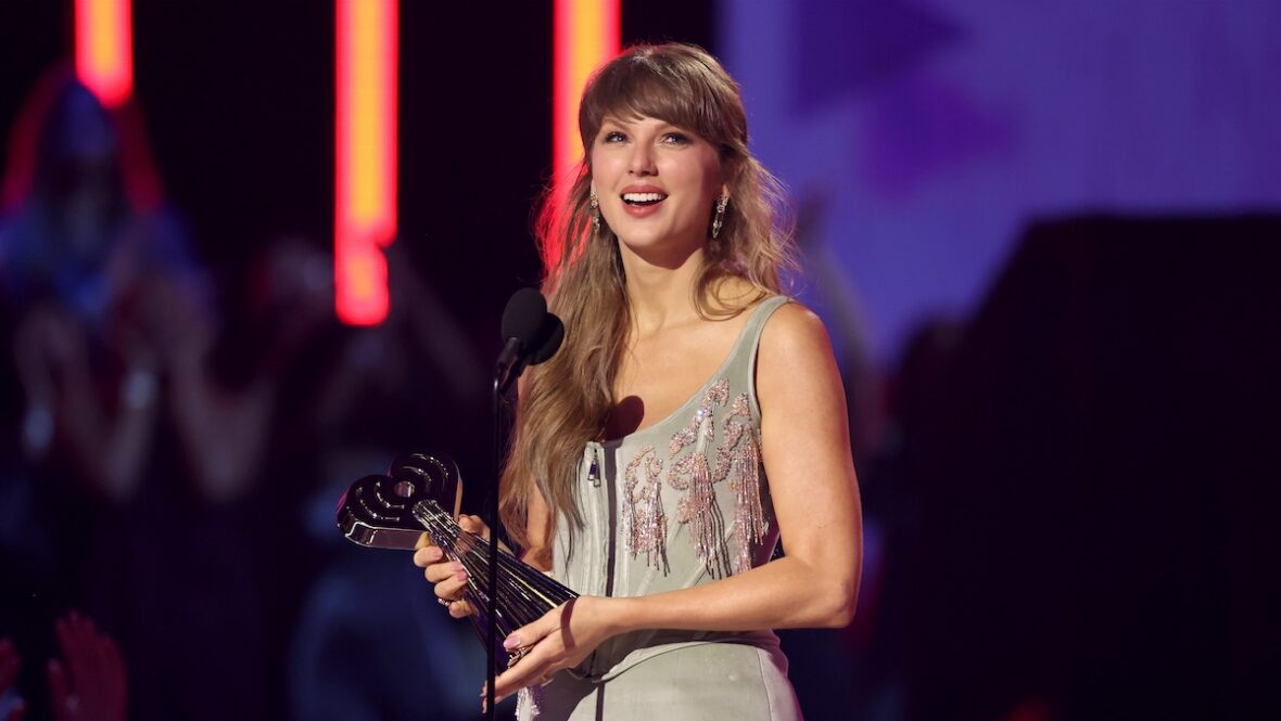 2026 iHeartRadio Music Awards – Programa Aylor Swift recebe o prêmio de Álbum Pop do Ano no palco durante o 2026 iHeartRadio Music Awards no Dolby Theatre em 26 de março de 2026 em Hollywood, Califórnia.