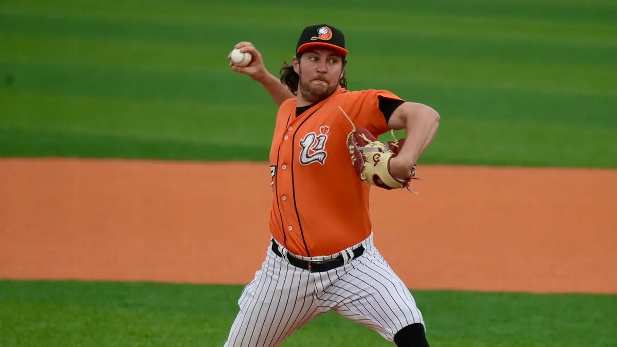 Trevor Bauer pitches