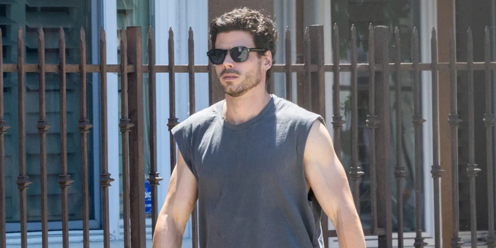 François Arnaud mostra bíceps salientes em passeio com cachorro