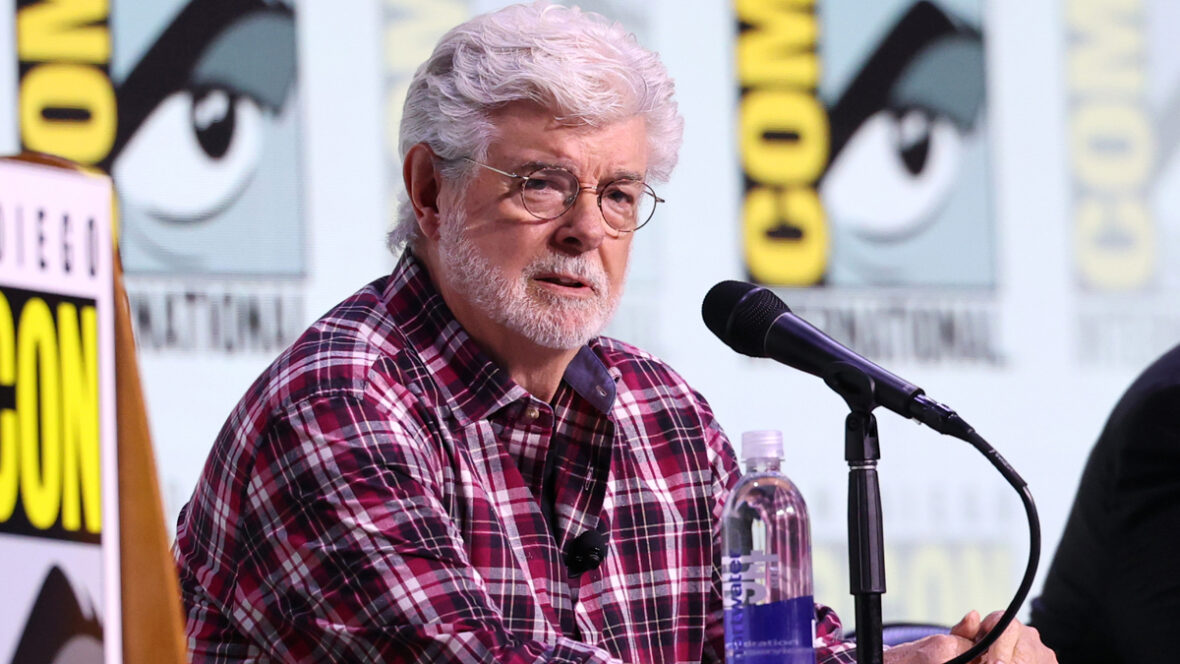 George Lucas fala no palco no painel Sneak Peek: Lucas Museum Of Narrative Art durante 2025 Comic-Con International