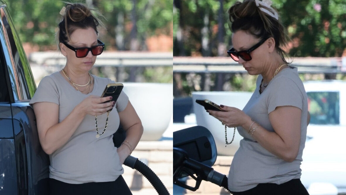 Kaley Cuoco bombeando gasolina enquanto fala no celular