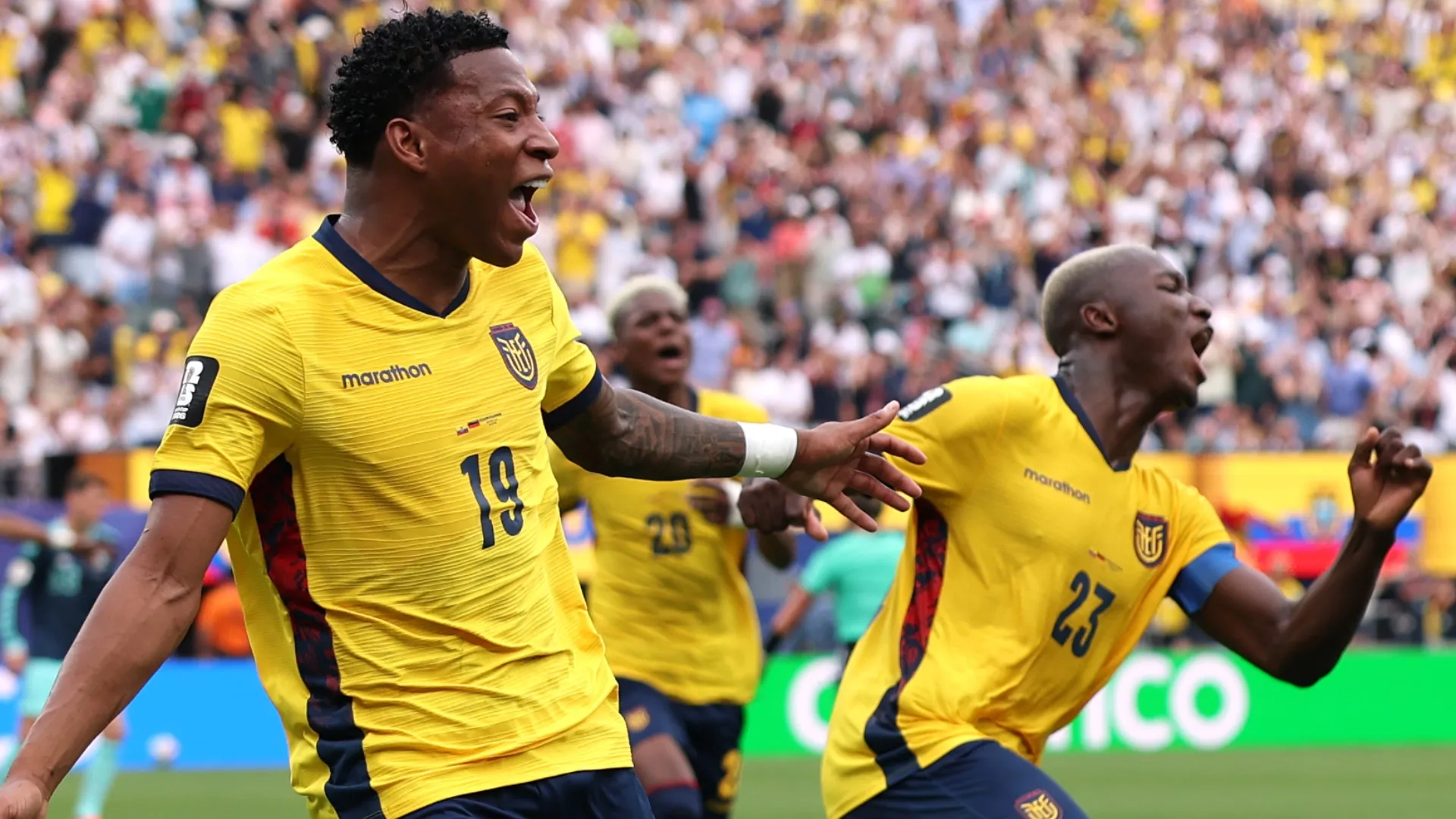 Gonzalo Plata nº 19 do Equador comemora o gol.