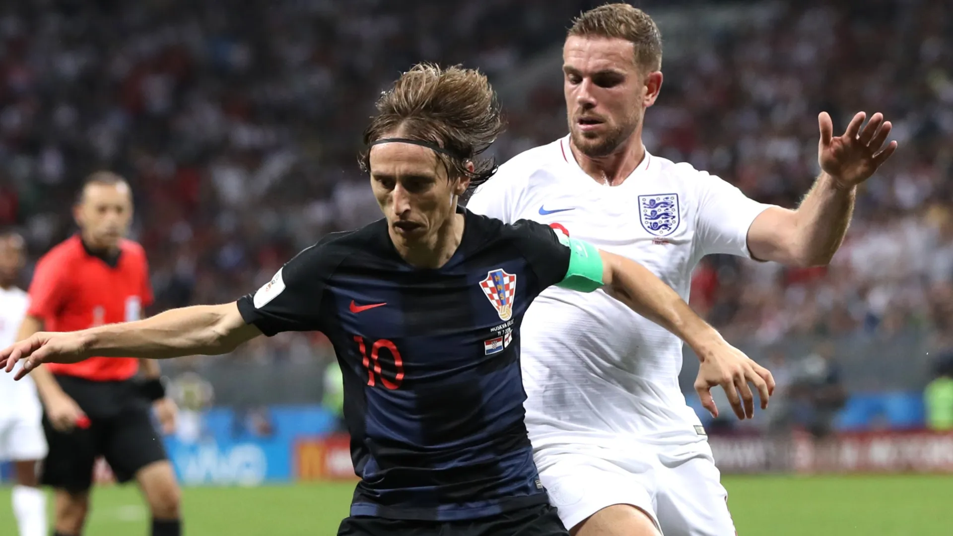 Luka Modric, da Croácia, é desafiado por Jordan Henderson, da Inglaterra, durante a Copa do Mundo FIFA 2018.