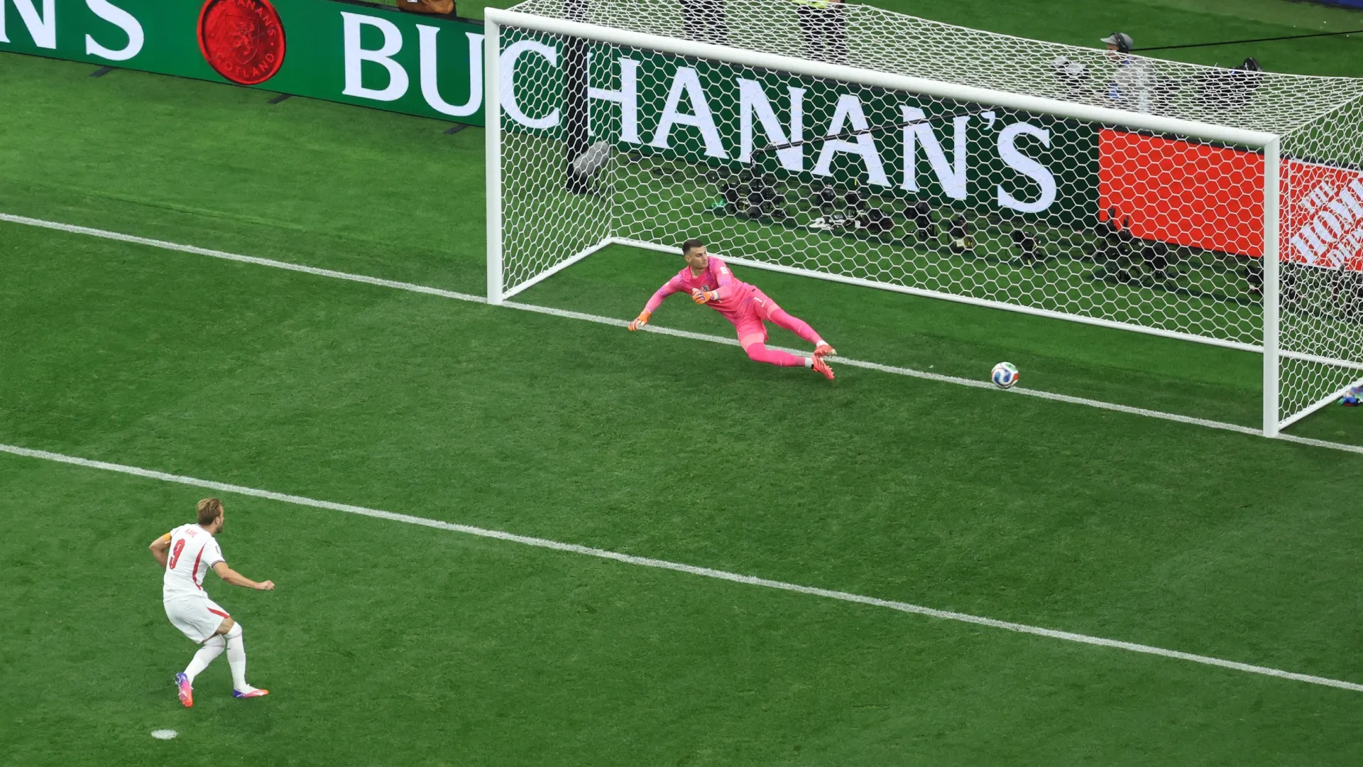 Harry Kane # 9 da Inglaterra marca um pênalti contra a Croácia.