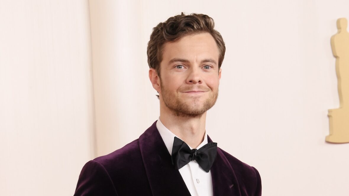 Jack Quaid no tapete vermelho do Oscar 2024