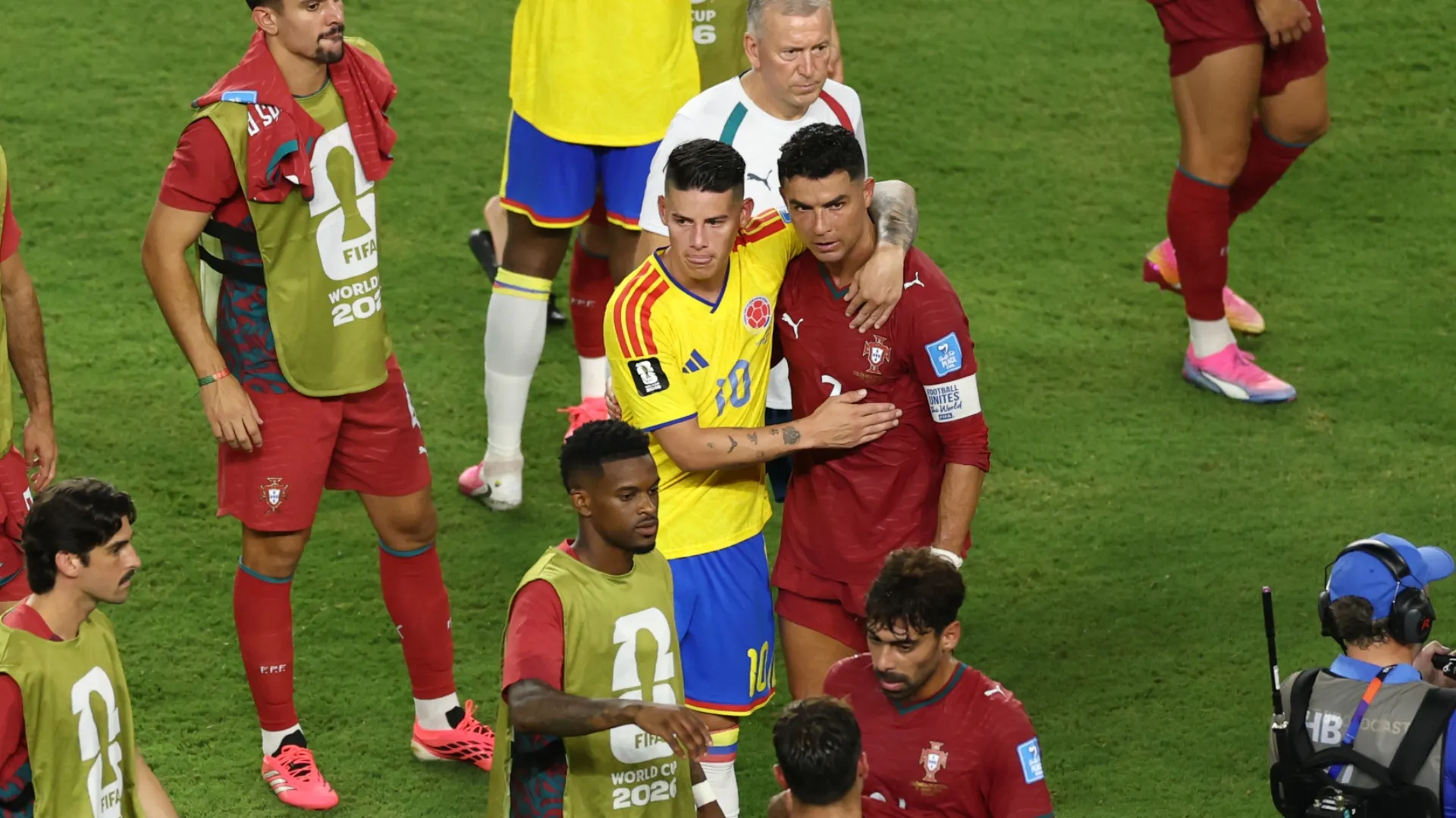 James Rodriguez #10 da Colômbia e Cristiano Ronaldo #7 de Portugal se abraçam após o empate sem gols na Copa do Mundo de 2026.