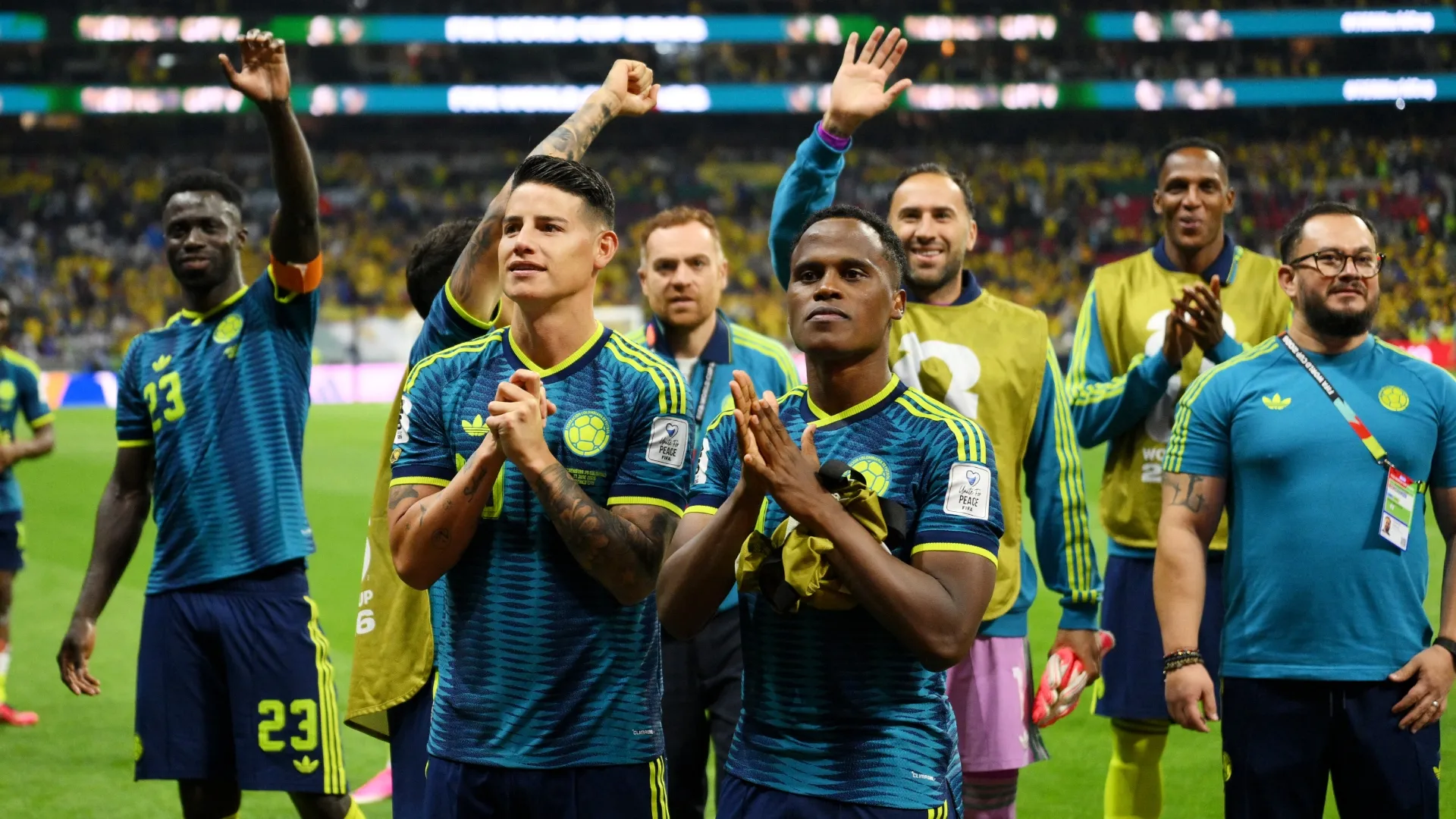 James Rodriguez, Jhon Arias e jogadores da Colômbia aplaudem os torcedores.