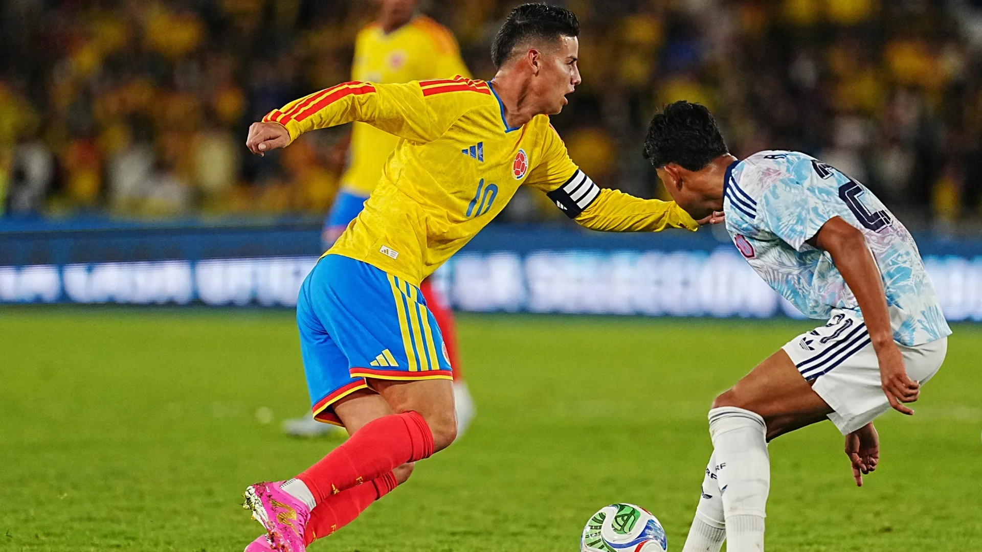 James Rodriguez, da Colômbia, dribla a bola contra Alvaro Zamora, da Costa Rica.