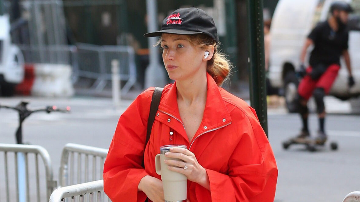 Jennifer Lawrence sai para aula de ioga em Nova York