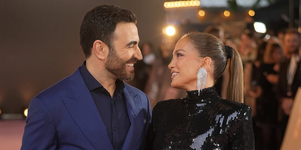 Brett Goldstein e Jennifer Lopez na estreia de Office Romance em Londres
