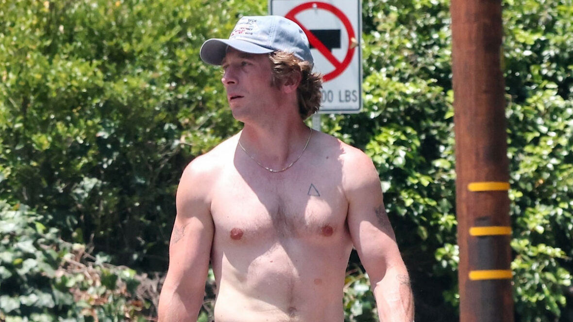 Jeremy Allen White sem camisa em uma caminhada em Los Angeles