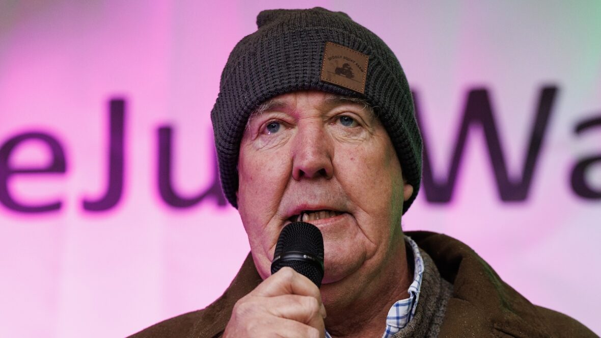O apresentador de TV Jeremy Clarkson fala à multidão durante uma manifestação de agricultores em Whitehall em 19 de novembro de 2024 em Londres, Inglaterra. Milhares de agricultores deslocaram-se ao centro de Londres para protestar contra as alterações ao imposto sobre heranças anunciadas no orçamento no mês passado. Os agricultores argumentam que as mudanças destruirão a agricultura familiar e que a nação