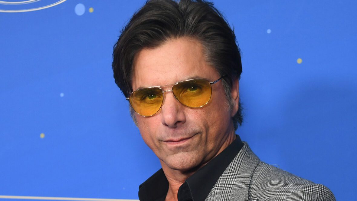 Óculos de sol do tapete vermelho John Stamos