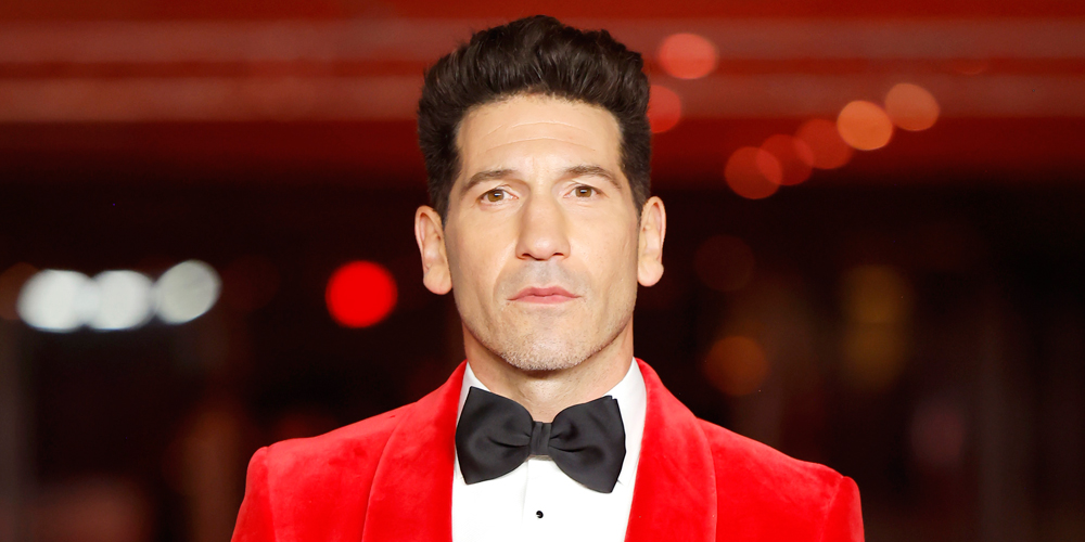 Jon Bernthal participa da Gala do Museu da Academia com paletó vermelho