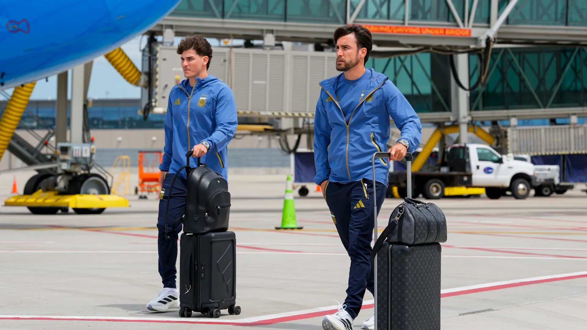 Julian Alvarez (esquerda) e Nicolas Tagliafico (direita) da Argentina chegam para a Copa do Mundo FIFA 2026.