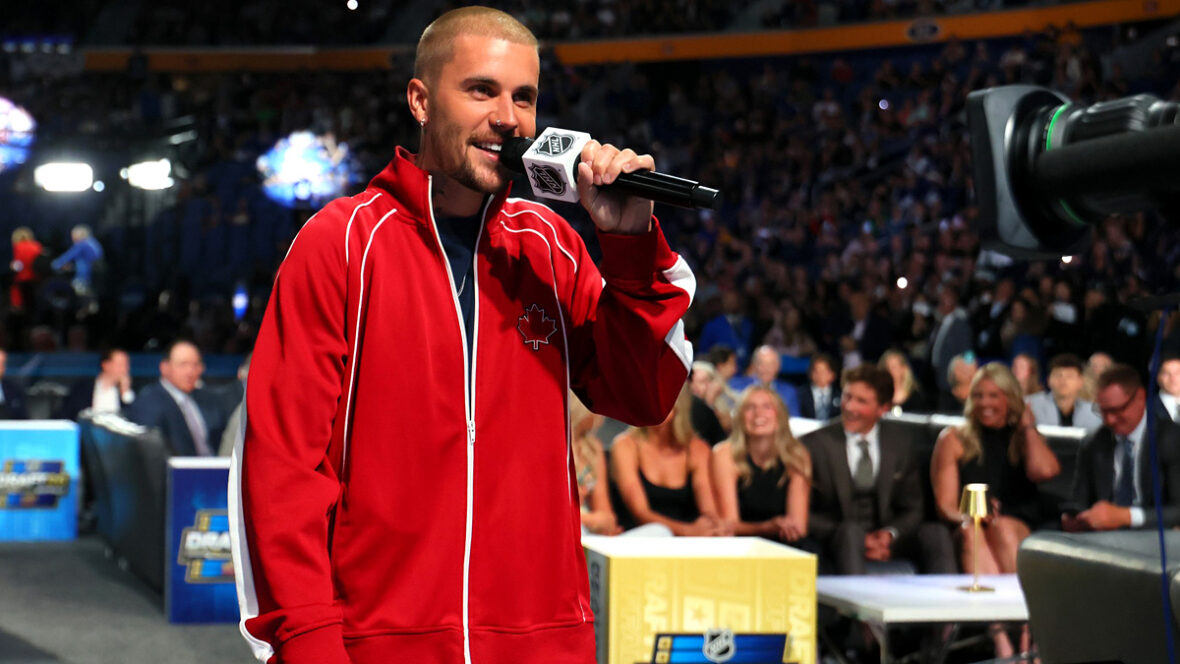 Justin Bieber, do Canadá, observa durante o primeiro dia do Draft da NHL de 2026