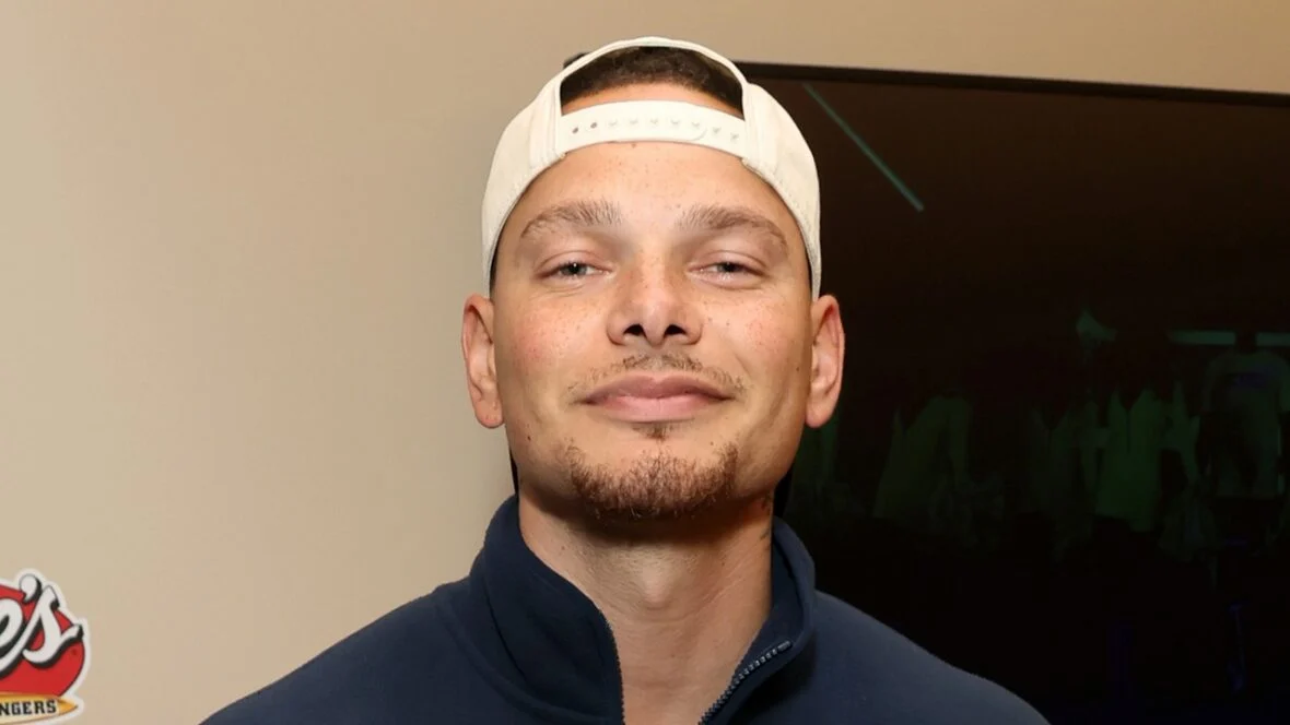 Kane Brown é atingido na cabeça por uma bola de golfe