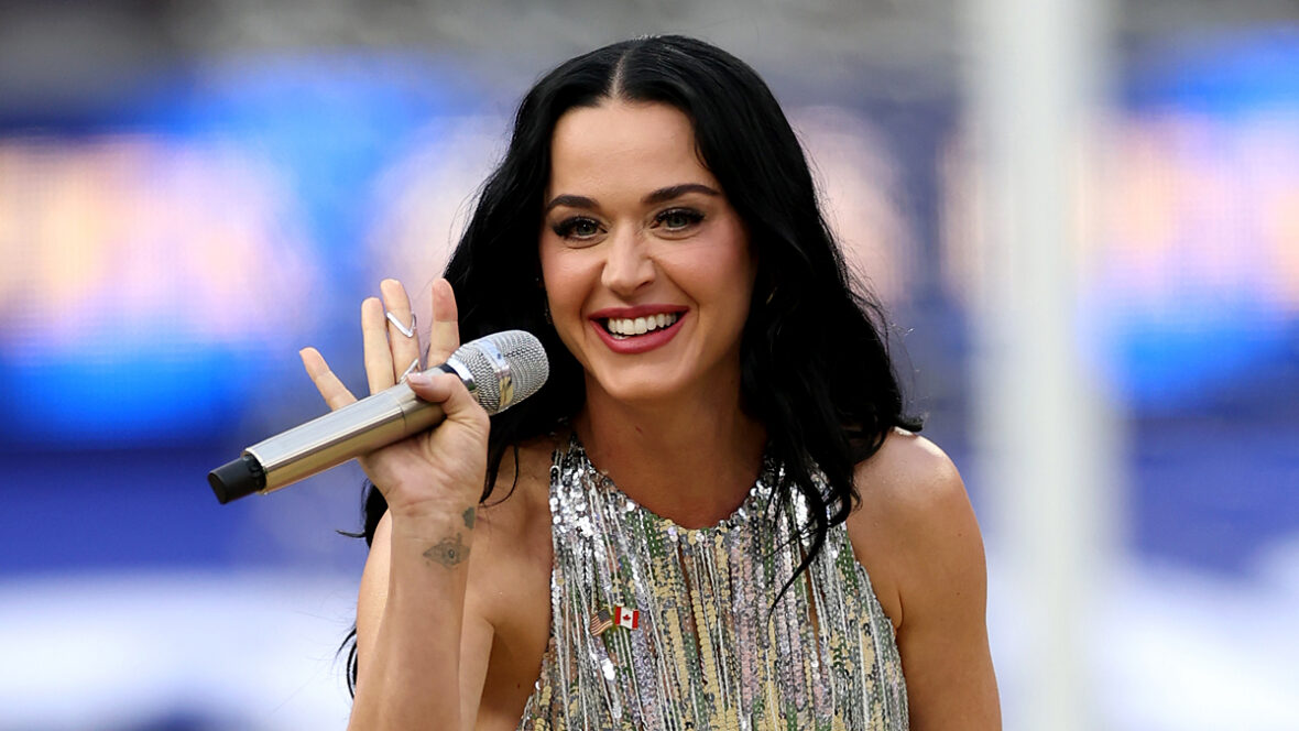 katy-perry-escava-no-ex Katy Perry se apresenta na Copa do Mundo