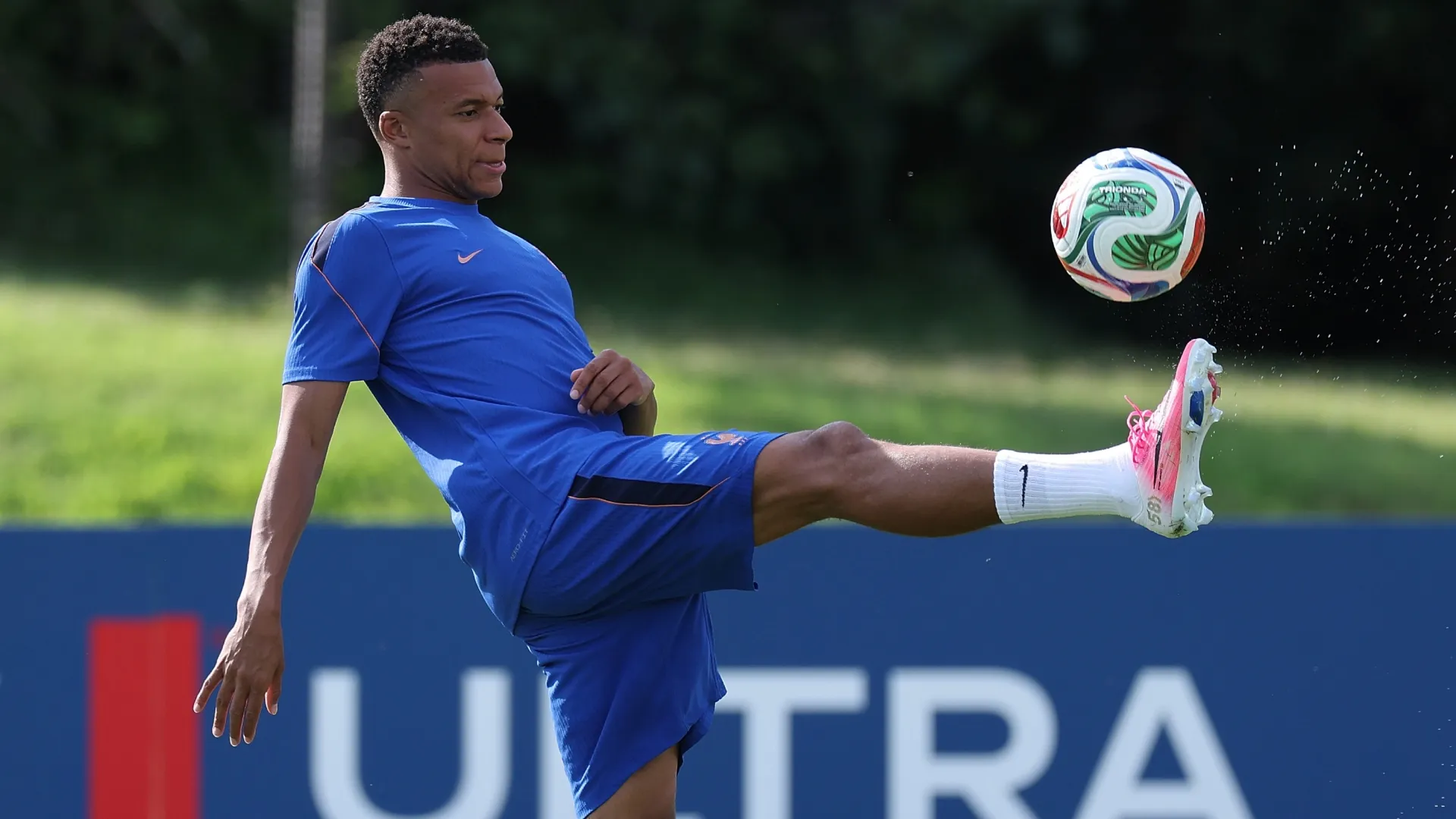 Kylian Mbappe nº 10 da França se aquece durante um treino.