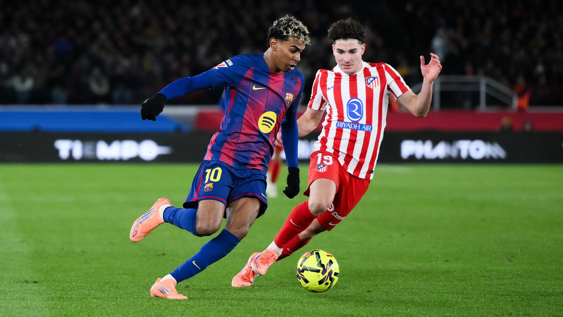 Lamine Yamal, do FC Barcelona, ​​compete pela bola com Julian Alvarez, do Atlético de Madrid.
