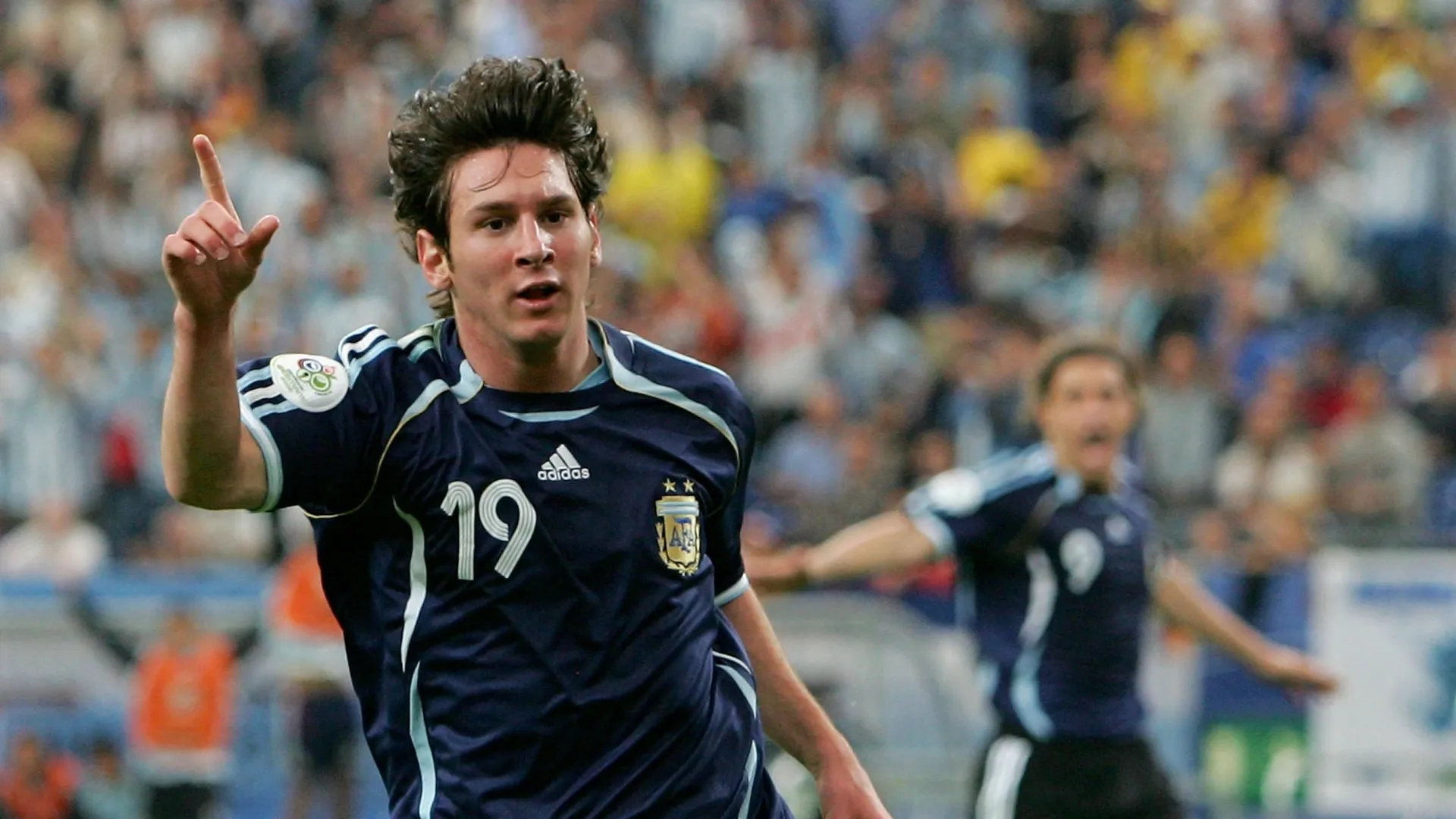 Lionel Messi, da Argentina, comemora o sexto gol na Copa do Mundo FIFA Alemanha 2006 contra a Sérvia e Montenegro.