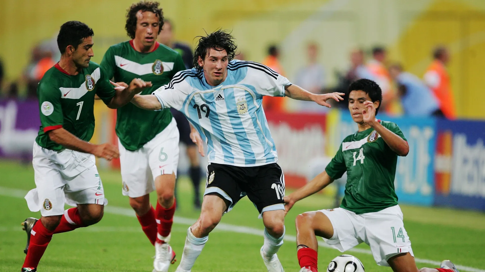 Lionel Messi, da Argentina, é pressionado por Zinha, Gerardo Torrado e Gonzalo Pineda, do México.