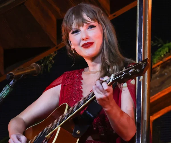 Letra de ‘I Knew It, I Knew You’: Taylor Swift retorna às raízes country com nova música de ‘Toy Story 5’ – Ouça agora!